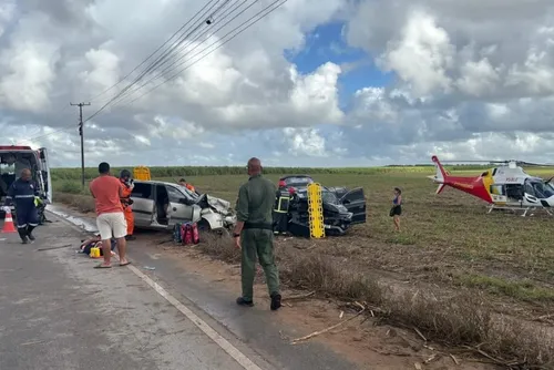 
				Colisão frontal deixa 5 feridos em Roteiro; vereador Jó da Djanete é uma das vítimas
			
			