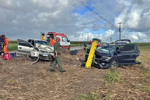 
				Colisão frontal deixa 5 feridos em Roteiro; vereador Jó da Djanete é uma das vítimas
			
			