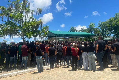 
				Comoção e homenagens marcam sepultamento de supervisor da base do CRB
			
			