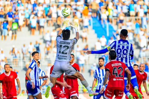 
				Em Clássico das Multidões frenético, CSA e CRB ficam no empate por 1 a 1
			
			