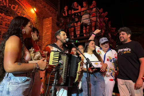 
				Pinto da Madrugada, Patrimônio Imaterial da Cultura Alagoana, homenageia o artista Kara Veia em prévia carnavalesca
			
			