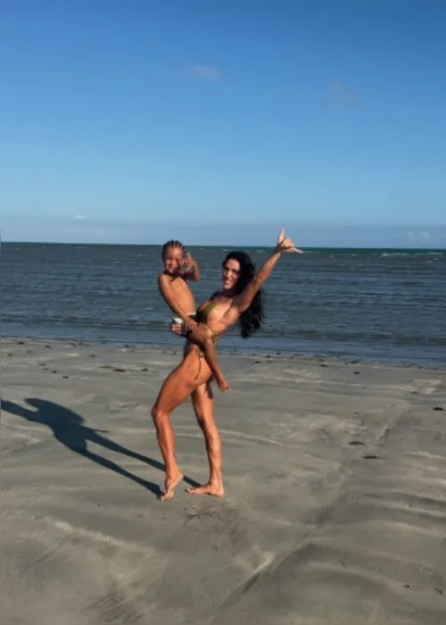
				Aline Becker compartilha momentos em Maragogi com o marido e filho
			
			