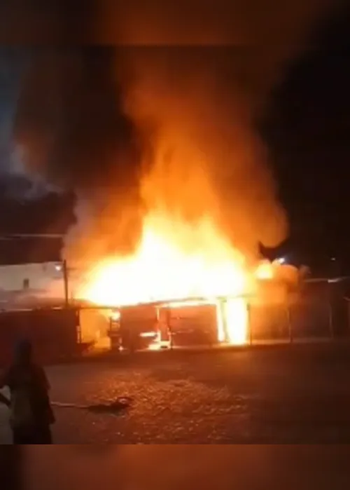 
				Incêndio no Mercado da Produção atingiu cerca de 50 barracas, segundo Corpo de Bombeiros
			
			