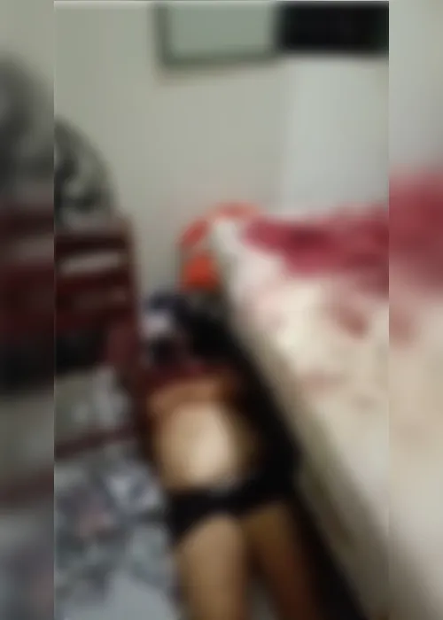 
				Mulher é assassinada dentro de casa; filho com deficiência é encontrado próximo ao corpo
			
			