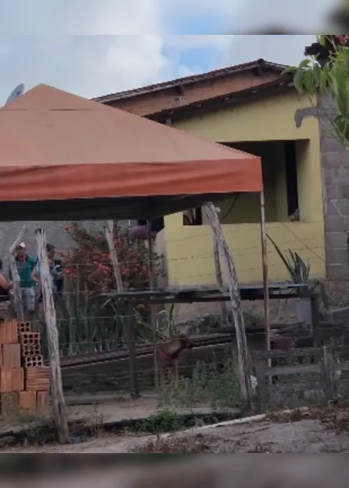 
				Mulher é morta a tiros dentro de casa em Coruripe enquanto dormia ao lado dos filhos
			
			