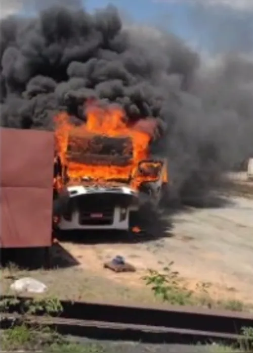 
				Vídeos: carreta pega fogo durante serviço de solda em oficina na AL-105
			
			