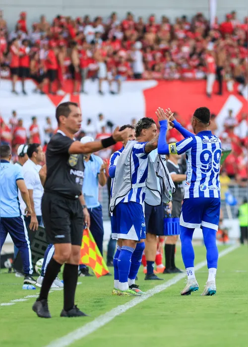 
				Em Clássico das Multidões frenético, CSA e CRB ficam no empate por 1 a 1

			