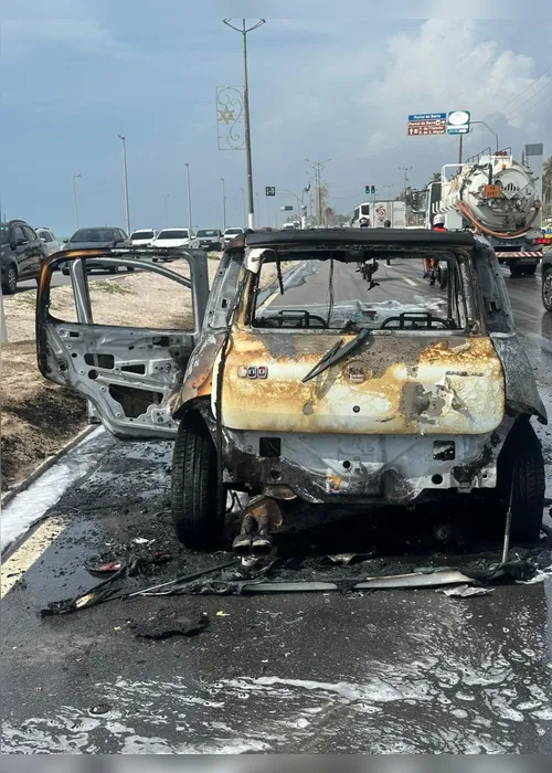 
				Veículo pega fogo na Avenida Assis Chateaubriand, em Maceió
			
			