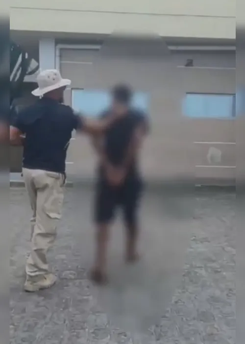 
				Homem investigado por estuprar filhos e enteada é preso após tentar fugir pelo telhado
			
			