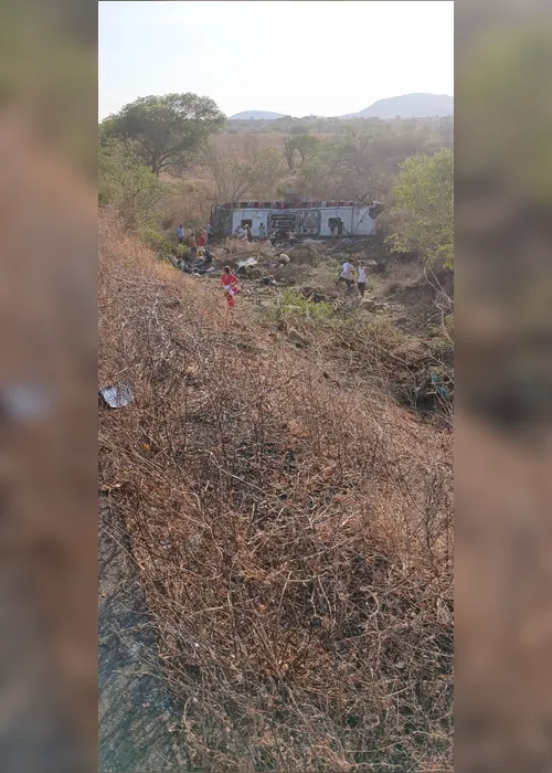 
				Ônibus com romeiros capota na AL-220 e deixa mortos e feridos no Médio Sertão de Alagoas
			
			