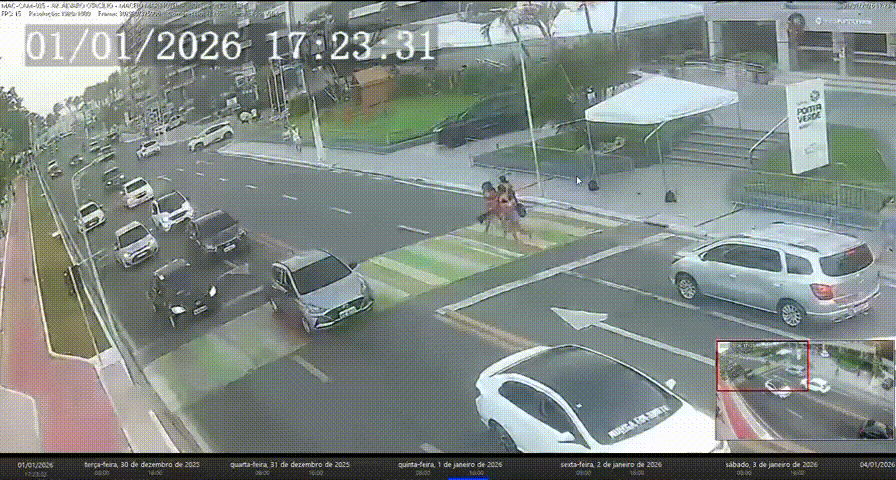 Atropelamento em faixa de pedestres na orla de Ponta Verde deixa feridos e motorista foge