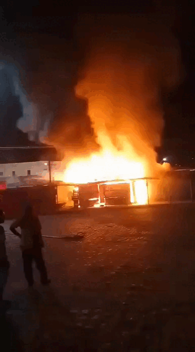 Incêndio atinge barracas no entorno do Mercado da Produção, em Maceió