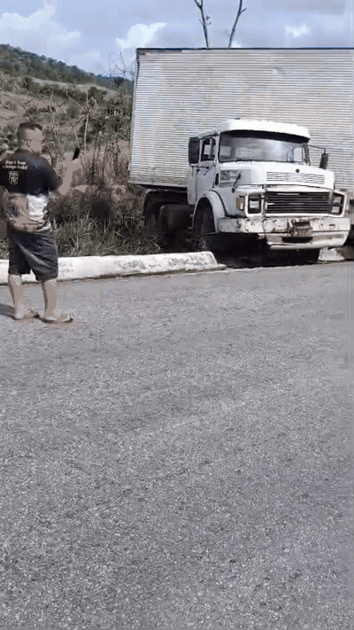 
				Duas carretas colidem e bloqueiam trecho da BR-101
			
			