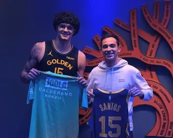 Hugo Calderano e Gui Santos trocam camisas em noite de NBA