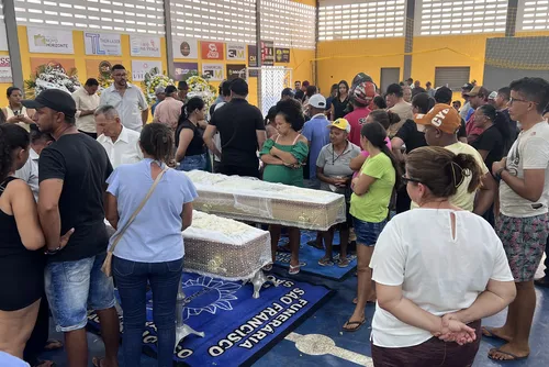 
				'Perdi 16 da minha família, porque todos aqui são como família', diz romeiro após tragédia
			
			