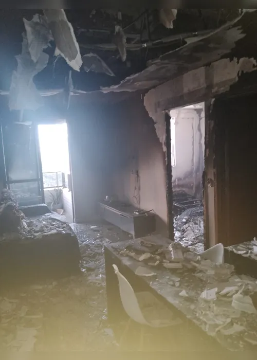
				Imagens mostram rastro de destruição em apartamento que pegou fogo na Ponta Verde
			
			