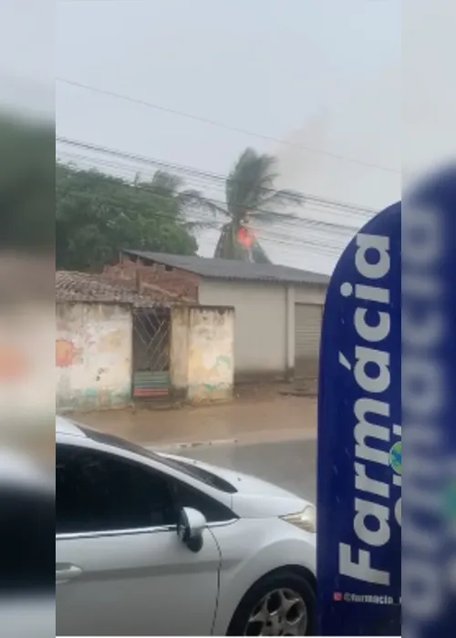 
				Raios e trovões: chuva causa transtornos e alagamentos em bairros de Arapiraca
			
			