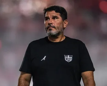 Após denúncia de racismo em jogo, Barroca se pronuncia e CRB divulga nota oficial