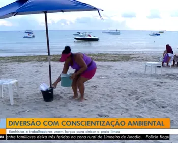 Banhistas e trabalhadores unem forças para manter a orla limpa em Maceió