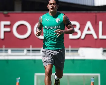 Cano volta a treinar com bola no CT do Fluminense