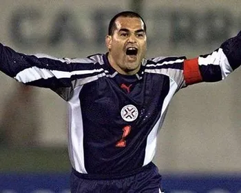 Chilavert critica Vini Jr após denúncia de racismo e ataca Mbappé: 'Anda com travesti'