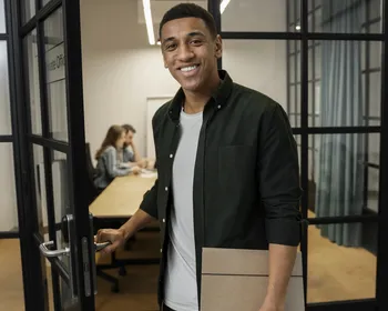 Você sabe o que é job hopping? Entenda o que realmente faz um profissional querer permanecer no emprego