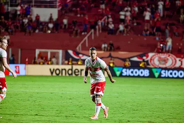 
				CRB entende o jogo, não amplia e reage no fim
			
			