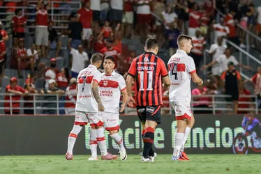 
				Em jogo de seis gols, CRB perde para o Vitória, pela 2ª rodada da Copa do Nordeste: 4x2

			