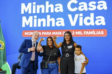 
				Lula se emociona com história de moradores de Rio Largo durante entrega de casas
			
			
