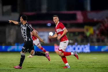 
				Guilherme Estrella valoriza chance no CRB e destaca estilo ofensivo
			
			