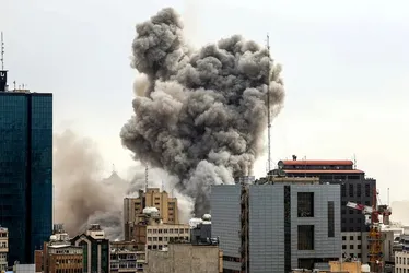 
				Israel faz ataque com caças no Irã e mata líder do Hezbollah no Líbano

			