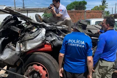 
				Perícia analisa freios de carreta envolvida em acidente com mortes na Rota do Mar
			
			