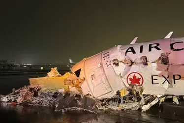 
				Pilotos morrem após avião da Air Canada colidir com veículo em aeroporto; 9 seguem internados
			
			