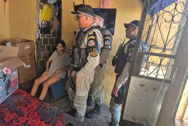 
				PMs que salvaram adolescente durante engasgo visitam menina: 'Pensei que ia perder a minha filha'
			
			