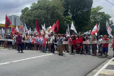 
				Protesto de trabalhadores rurais bloqueia Fernandes Lima e causa congestionamento
			
			