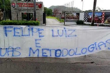 
				Torcedores do Flamengo protestam em frente ao CT Ninho do Urubu: 'Diretoria amadora'
			
			