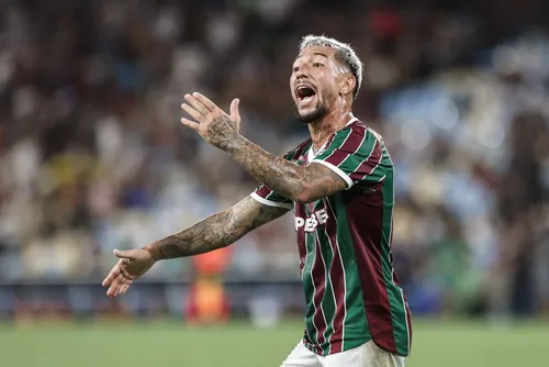 
				Acosta faz gol de placa no Maracanã, e Fluminense bate o Botafogo
			
			