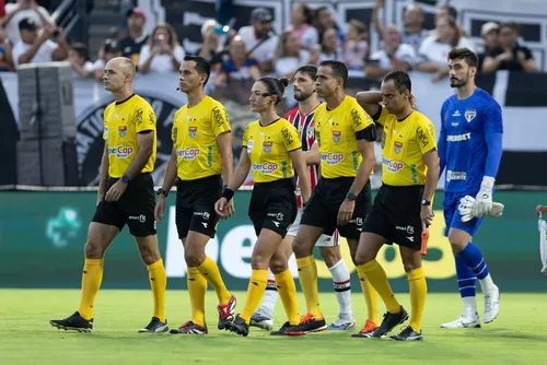 
				Bragantino estuda punição a zagueiro por declaração machista sobre árbitra
			
			