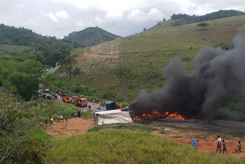 
				Colisão entre duas carretas interdita trecho da BR-101; veículos pegaram fogo
			
			