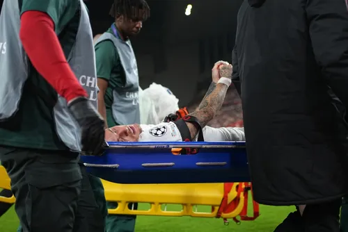 
				Jogador tem dedo parcialmente decepado durante jogo. Veja vídeo
			
			