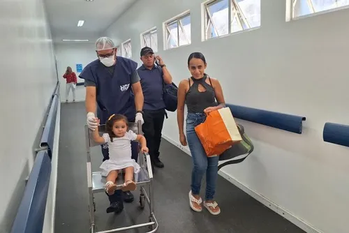 
				Menina de 2 anos tem alta após um mês do capotamento de ônibus com romeiros
			
			