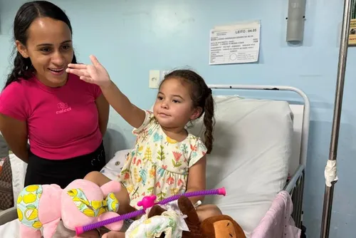
				Menina de 2 anos tem alta após um mês do capotamento de ônibus com romeiros
			
			
