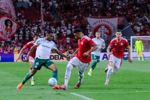 
				Palmeiras vence, assume a liderança do Brasileirão e empurra o Inter para o Z4
			
			