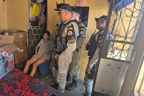 
				PMs que salvaram adolescente durante engasgo visitam menina: 'Pensei que ia perder a minha filha'
			
			