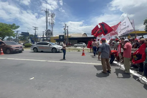 
				Protesto de trabalhadores rurais bloqueia Fernandes Lima e causa congestionamento
			
			