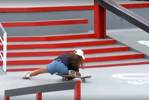 
				Rayssa Leal tem queda feia e termina em 4° no Mundial de Skate Street
			
			