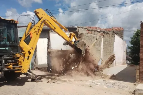 
				Até junho de 2026, a Defesa Civil solicitou a demolição preventiva de 17 imóveis considerados em situação grave em Maceió. A responsabilidade pela conservação é do proprietário.
			
			