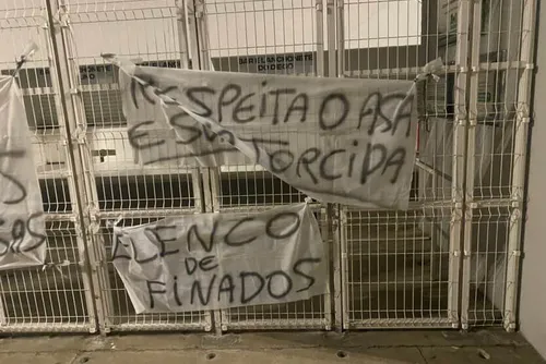 
				Torcida do ASA protesta com faixas no Fumeirão após sequência negativa na temporada
			
			