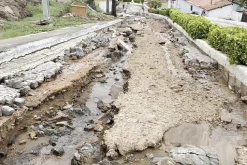 
				Vídeo: chuva deixa rastro de destruição em Piranhas
			
			
