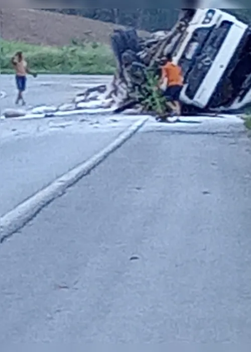
				Caminhão tomba em São José da Laje e motorista é socorrido para hospital
			
			